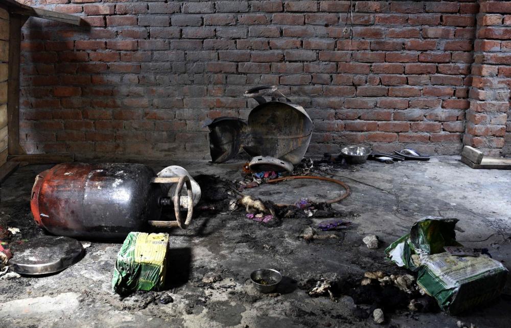 The Weekend Leader - Delhi: Cylinder blast kills woman, 4 kids injured